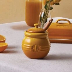 Le Creuset Honingpot Met Spatel Aardewerk Nectar -Kookwinkel le creuset honingpot met spatel aardewerk nectar 1